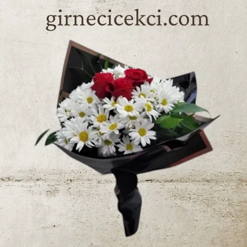 Krizantem ve 3 Kırmızı Gül Buketi Krizantem ve 3 Kırmızı Gül Buketi